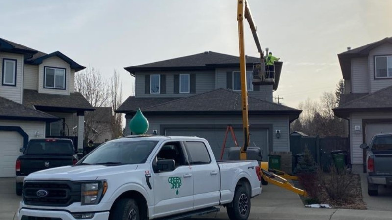 What Does a Professional Holiday Lighting Service Include?