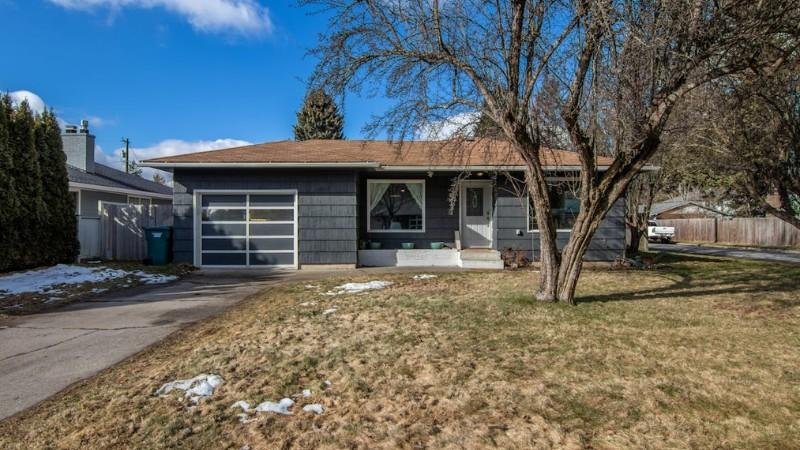 Patchy, discoloured front lawn in winter showing poor curb appeal and need for lawn improvement.